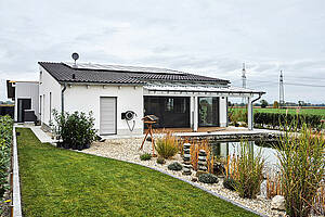 Im niederbayerischen Landkreis Deggendorf entstand ein moderner Bungalow. Bild: Kermi