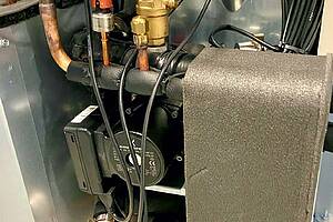 Monoblock-Wärmepumpen selbst weisen in der Regel einen gewissen Eigenschutz auf. So werden bei Unterschreitung einer Mindesttemperatur automatisch die Heizungsumwälzpumpen aktiviert, um durch die permanente Umwälzung die Frostsicherheit zu gewährleisten. Bei einem Stromausfall greift dieser Schutz nicht. (IKZ)