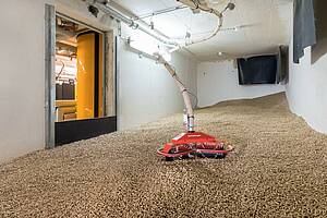 Leistet erstaunliche Arbeit. Den seinerzeit noch belächelten Maulwurf als Austragungssystem für Holzpellets gibt es inzwischen in drei Varianten. Im Bild ist der „E3“, der für Pelletlager mit einem Fassungsvermögen bis 45 t konzipiert ist. Konkret im Bild zu sehen ist der Pellet-Lagerraum einer Wohnanlage in Oberzell, der drei Mehrfamilienhäuser mit Pellets versorgt. (Schellinger)