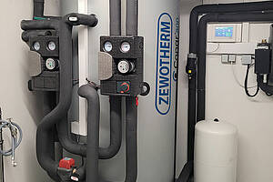 Der installierte Kombispeicher „Copar“: Die Speicherlösung für Wärmepumpensysteme vereint Heizungs- und Trinkwasserspeicher in einem Gerät und benötigt nur wenig Platz. Bild: Zewotherm