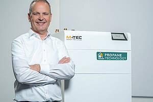 Der technische ­Direktor Peter Huemer ist stolz auf das neue Wärme­pumpen­konzept „VHPA“.  Bild: M-Tec