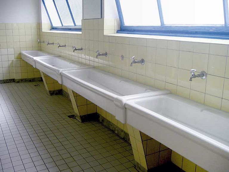 Mehr Komfort im Wasch- und Duschraum - Ausstattung einer Schulturnhalle