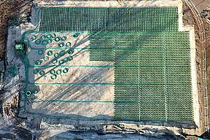 Die Erdwärmekollektoren unter dem Spielfeld des Sportplatzes der Reinfelder Schule in Berlin-Charlottenburg und Wärmepumpen sollen künftig drei benachbarte Schulgebäude und eine Turnhalle klimafreundlich mit Umweltwärme beheizen. Bild: TechnoCare GmbH