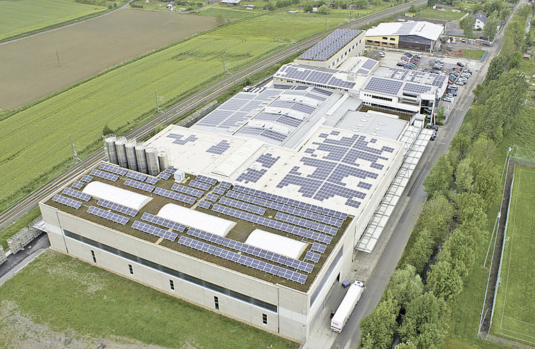 Acht Hallen, vier SolarSysteme und eine Sonne Auch Dachbegrünung ist