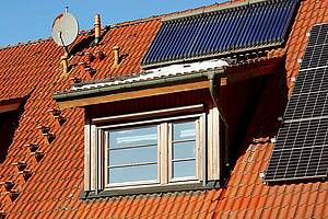 Eine Solarthermieanlage auf dem Dach in Kombination mit einer Wärmepumpe kann Primärenergie einsparen. Bild: BSW-Solar