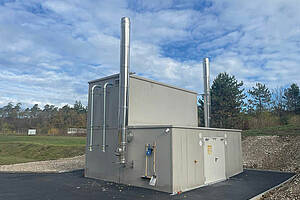 Die Biomasseanlage am Standort Marchtrenk ist in einem Außen­container untergebracht. Bild: Fröling