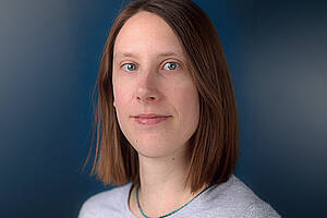 Die Physikerin Carina Birkholz ist beim IFS als Gutachterin für die Ursachenermittlung von Leitungswasserschäden tätig. Seit Anfang 2026 trägt sie für das bundesweit tätige Institut die Fachverantwortung für dieses Themenfeld. IKZ-Chefredakteur Markus Sironi sprach mit ihr über typische Schadensursachen und die Rolle externer Einflüsse bei PPSU-Fittings. Bild: IFS