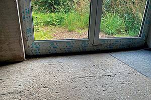 Nicht nur der Dachgeschossausbau, auch der Ausbau von Kellern schafft nachträglich Wohnraum. Soll in diesen Fällen ein Fußbodenheizungssystem zum Einsatz kommen, empfehlen sich oftmals Dünnschichtsysteme. Wichtig ist eine ausreichend starke Dämmung, um die Wärme verluste nach unten zu begrenzen. (L. Wiesemann)