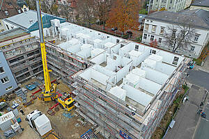 Montage eines Badmoduls im Pflegeheim St. Otto in Bamberg. Durch den Einsatz des Bausystems konnte laut Hersteller der Neubau ein Jahr früher fertiggestellt werden als geplant. Bild: Dennert
