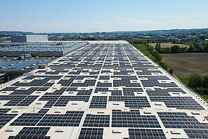Mit 10,9 MWp die viertgrößte PV-Dachanlage Deutschlands – die PV-Anlage von Sunrock für die BMW Group in Dingolfing. Bild: Sunrock