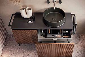 Mattschwarze Keramik und ein Badmöbel „Relax“ aus Holz mit geriffelter Front kombiniert der italienische Hersteller The.Artceram, der mit der Linie „Brooklyn“ auch den vollflächigen Waschtisch anbietet. Dunkles Holz, Haptik und weiche Formen liegen im Trend. (Artceram)