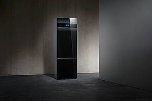 Die Sole-Wasser-Wärmepumpen der Reihe „Logatherm WSW186i“ erreicht Vorlauftemperaturen von bis zu 80°C. Bei der im Bild gezeigten Towerlösung „Logatherm WSW186i(T)“ ist ein 180-Liter-Warmwasserspeicher integriert. Bild: Buderus