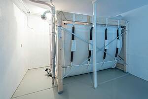 Konstruktiv gesehen besteht das Gewebesilo meist aus einem würfelförmigen Sack, der in ein Traggestell aus Holz oder Metall eingehängt ist. Die meisten großen Pelletkesselanbieter bieten solche Silos zu kombinieren mit einem Kessel aus ihrer Produktpalette an. (Ökofen)