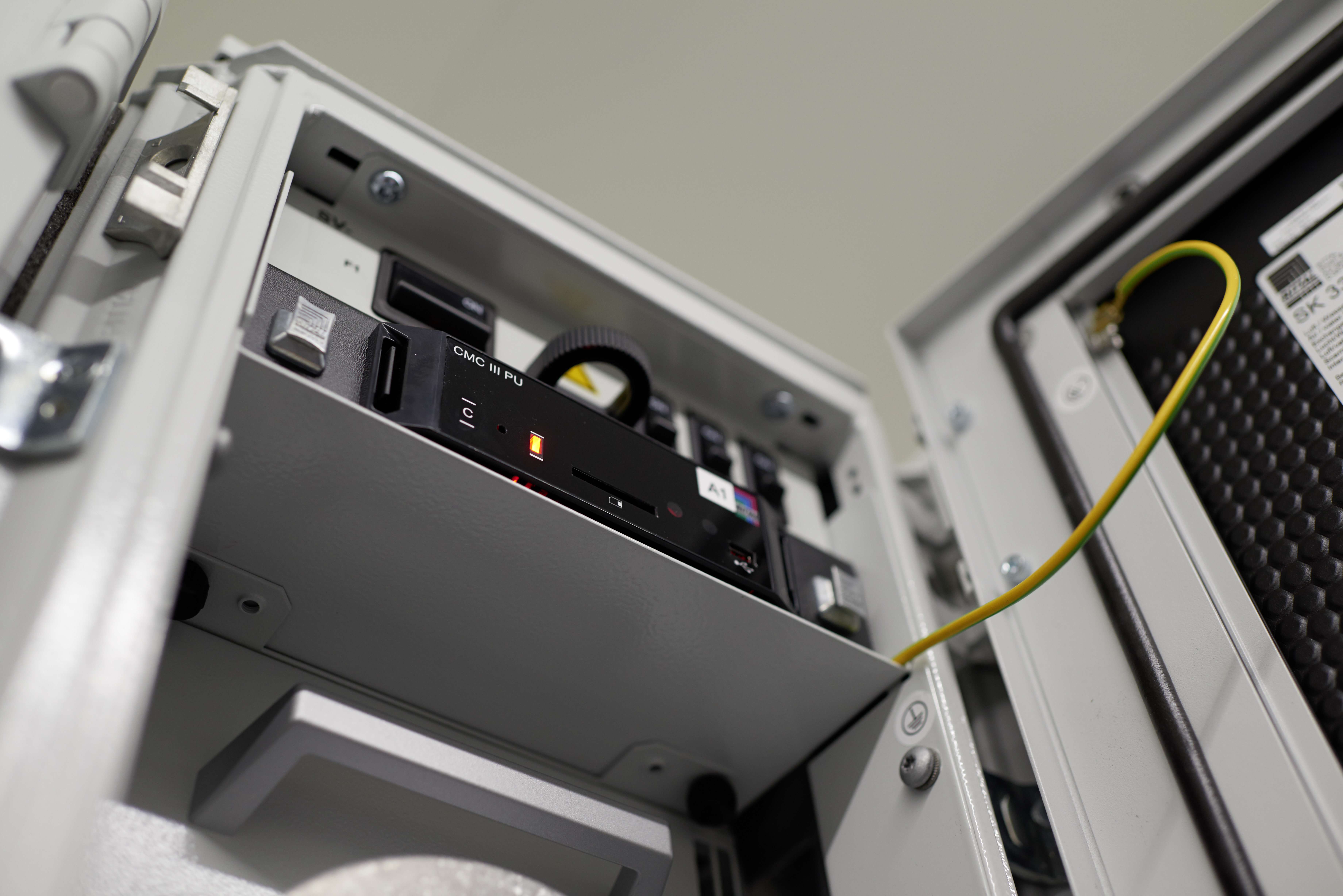 Wie hier im Rechenzentrum der Signal Iduna Gruppe überwacht die DCIM-Software RiZone von Rittal die Infrastruktur im Rechenzentrums. Die dafür erforderliche Processing Unit des CMC III für das Monitoring ist in einem Einschub direkt im Rack untergebracht. Bilder: Rittal