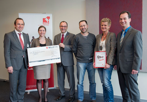 Bei der Scheckübergabe (v.l.): Norbert Heckmann, Sprecher der Geschäftsleitung Adolf Würth, Yvonne Renz, Aktionsbetreuerin DKMS, Alessandro Hämmerle, Teamleiter Spenderneugewinnung der DKMS, Jürgen Windmüller, Würth Mitarbeiter und Spender, Marion Rüger, Mitglied des Vertrauensrats, Andreas Lang, Vorsitzender des Vertrauensrats.