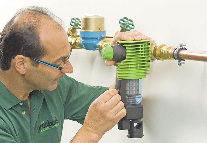 Hauswasserstationen vereinen Trinkwasserfilter und Druckminderventil in einem Gerät. In der Ausführung als Automatik-Rückspülfilter läuft der Rückspülvorgang selbsttätig ab. Bild: Grünbeck
