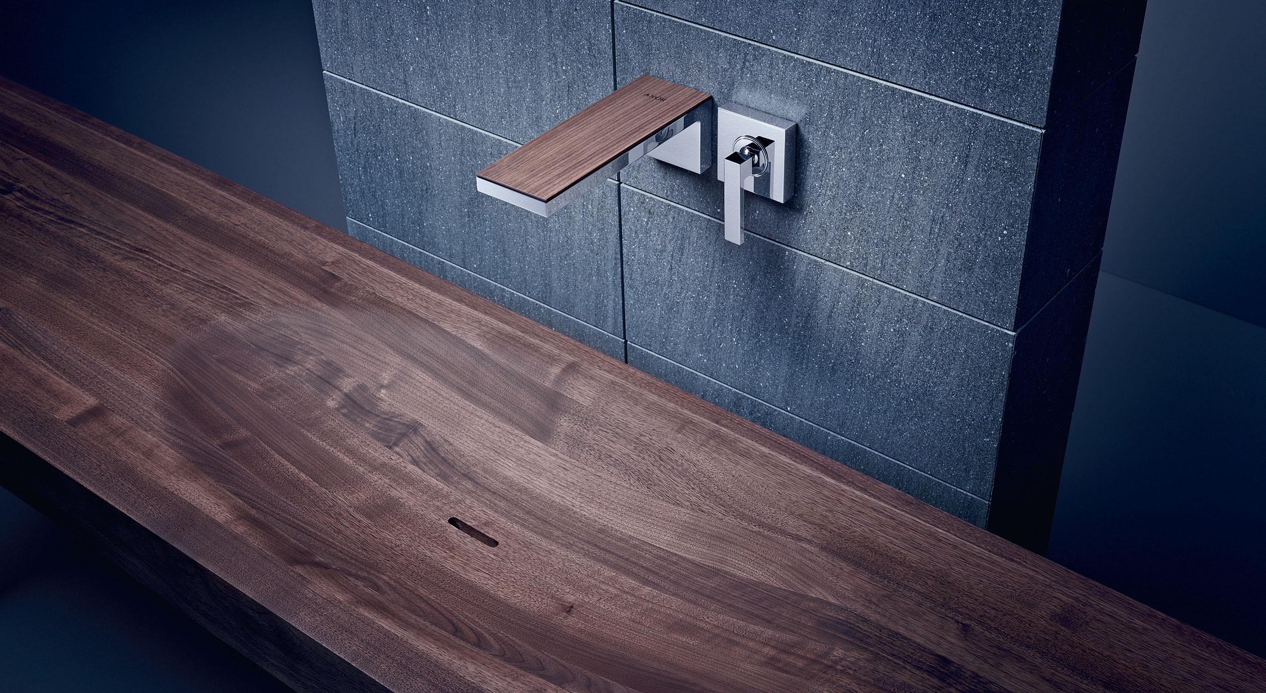 Bei der puristischen „MyEdition“ verspricht der Hersteller vielfältige Möglichkeiten zur individuellen Akzentsetzung: Für die flache Oberseite sind Platten u.a. aus Metall, Leder, Holz und Marmor verfügbar, die mit dem Auslauf fest verklebt werden. Stand- oder UP-Armatur. (Axor)