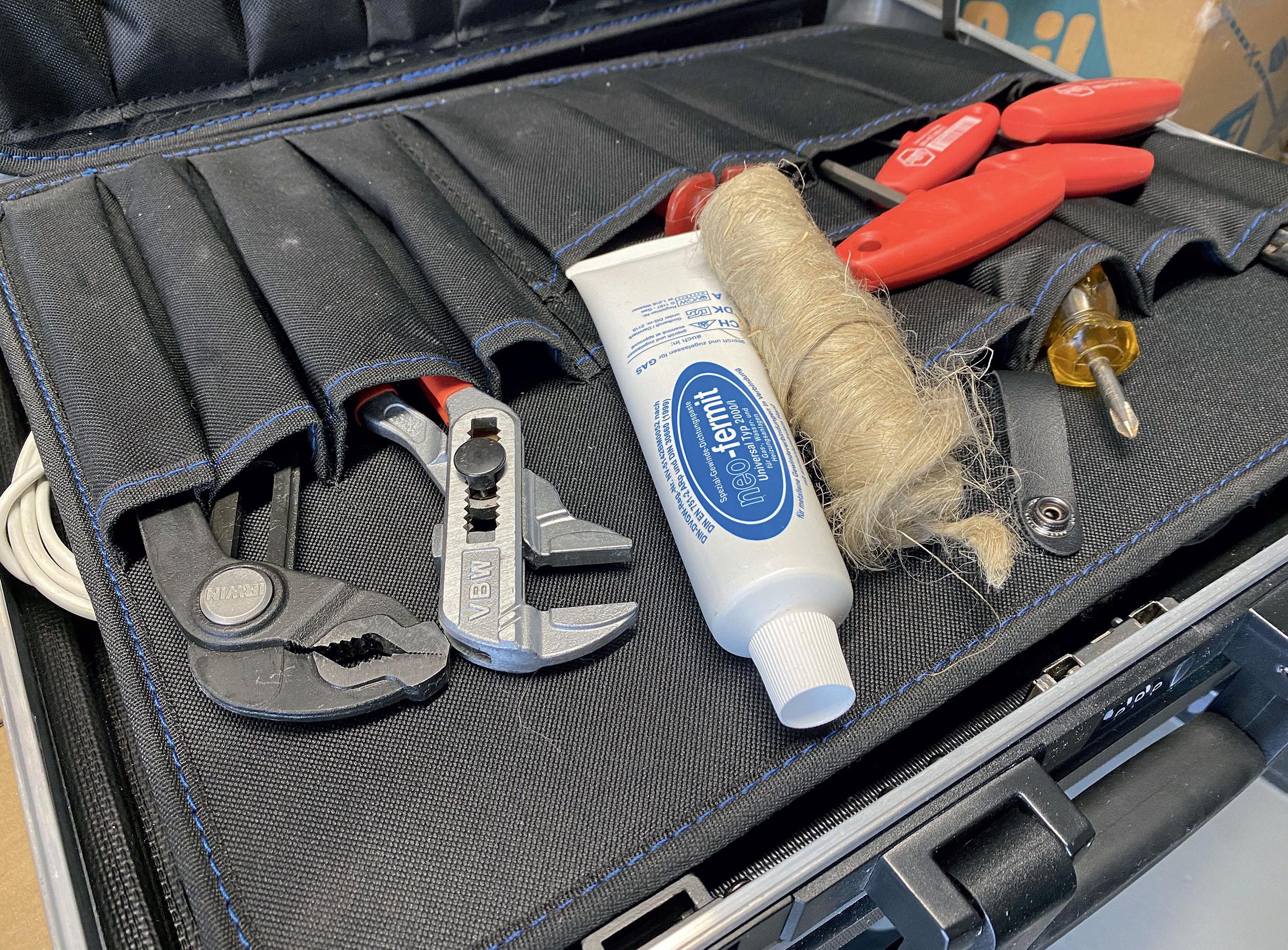 Gehört bei vielen SHK-Betrieben zur Grundausstattung des Werkzeugkoffers: Hanf und Fermit. (IKZ)