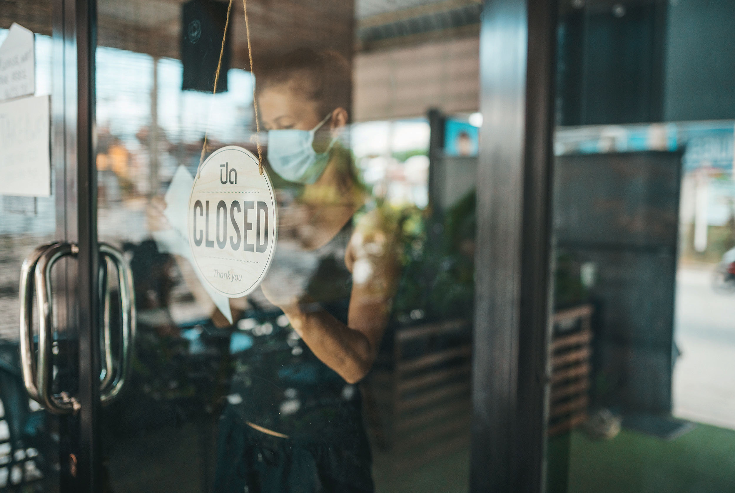 Betriebsunterbrechungen im Gastgewerbe, wie zuletzt von der Bunderegierung angeordnet, oder bedingt durch Schul- oder Betriebsferien sind unvermeidbar. Bei der Inbetriebnahme von Trinkwasser-Installationen gilt es, das Regelwerk zu beachten. (AdobeStock - Natalia)