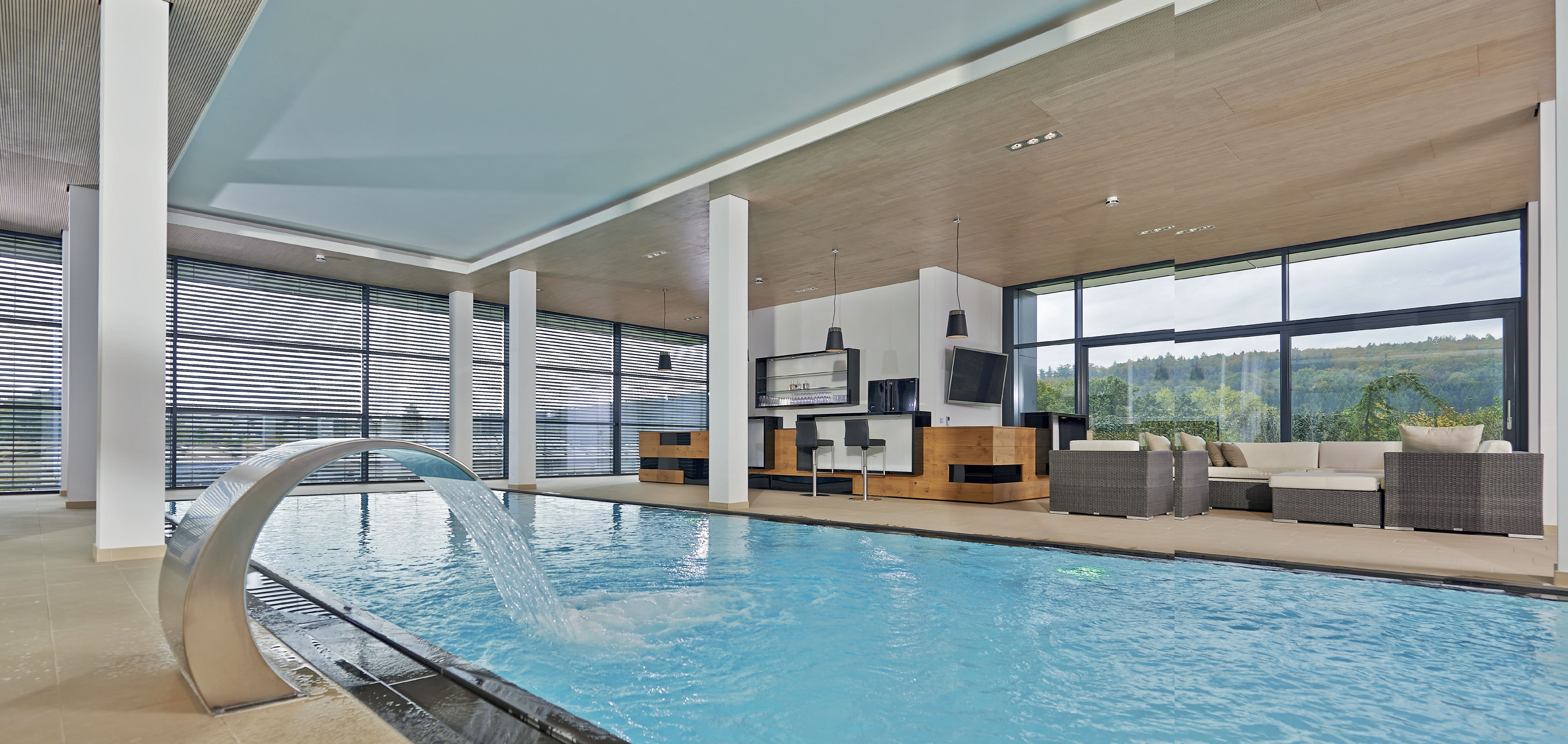 Nicht nur die Wasserqualität und deren Temperatur entscheiden über das Wohlbefinden in einer privaten Schwimmhalle. Genauso wichtig ist das ausgewogene Verhältnis zwischen Lufttemperatur und Luftfeuchtigkeit. (Ospa)