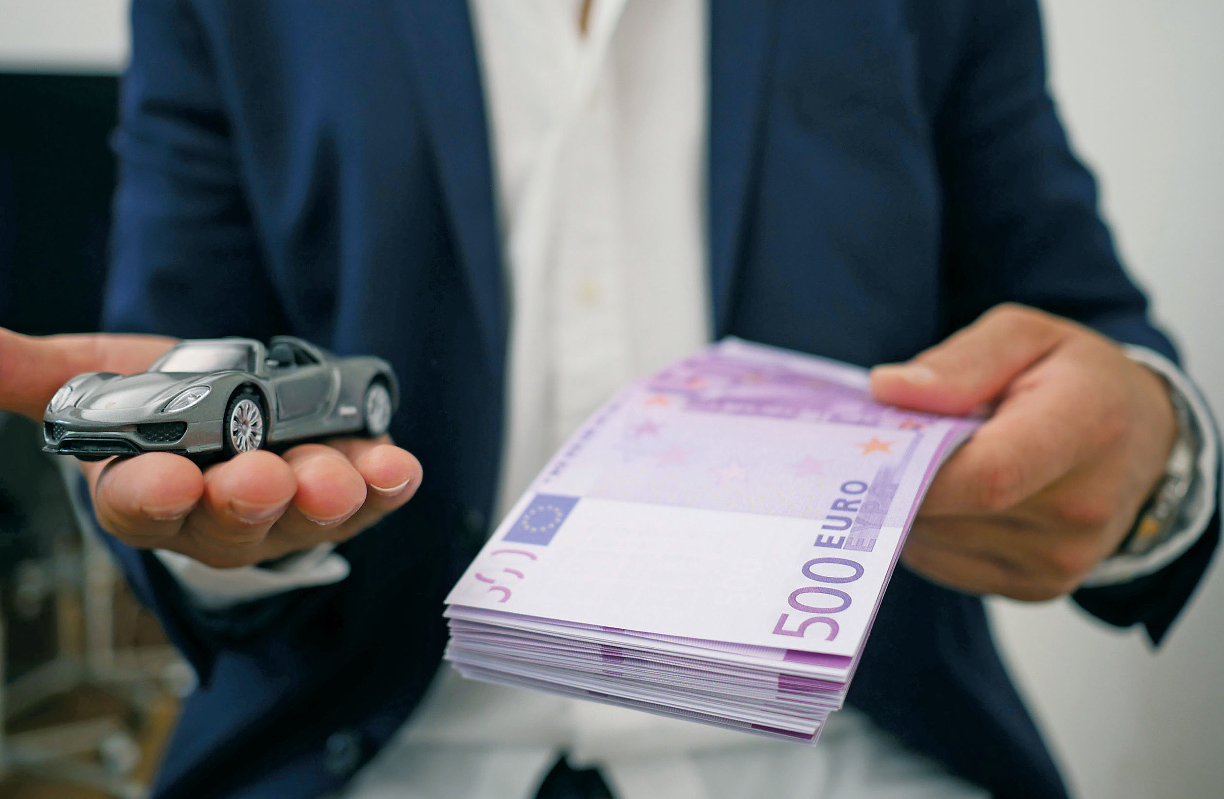 Kfz-Leasing schont die Liquidität der Betriebe. Gerade in schwierigen Zeiten bleibt dadurch die Bonität gegenüber den Banken unbelastet. (Raten-Kauf/Pixabay)