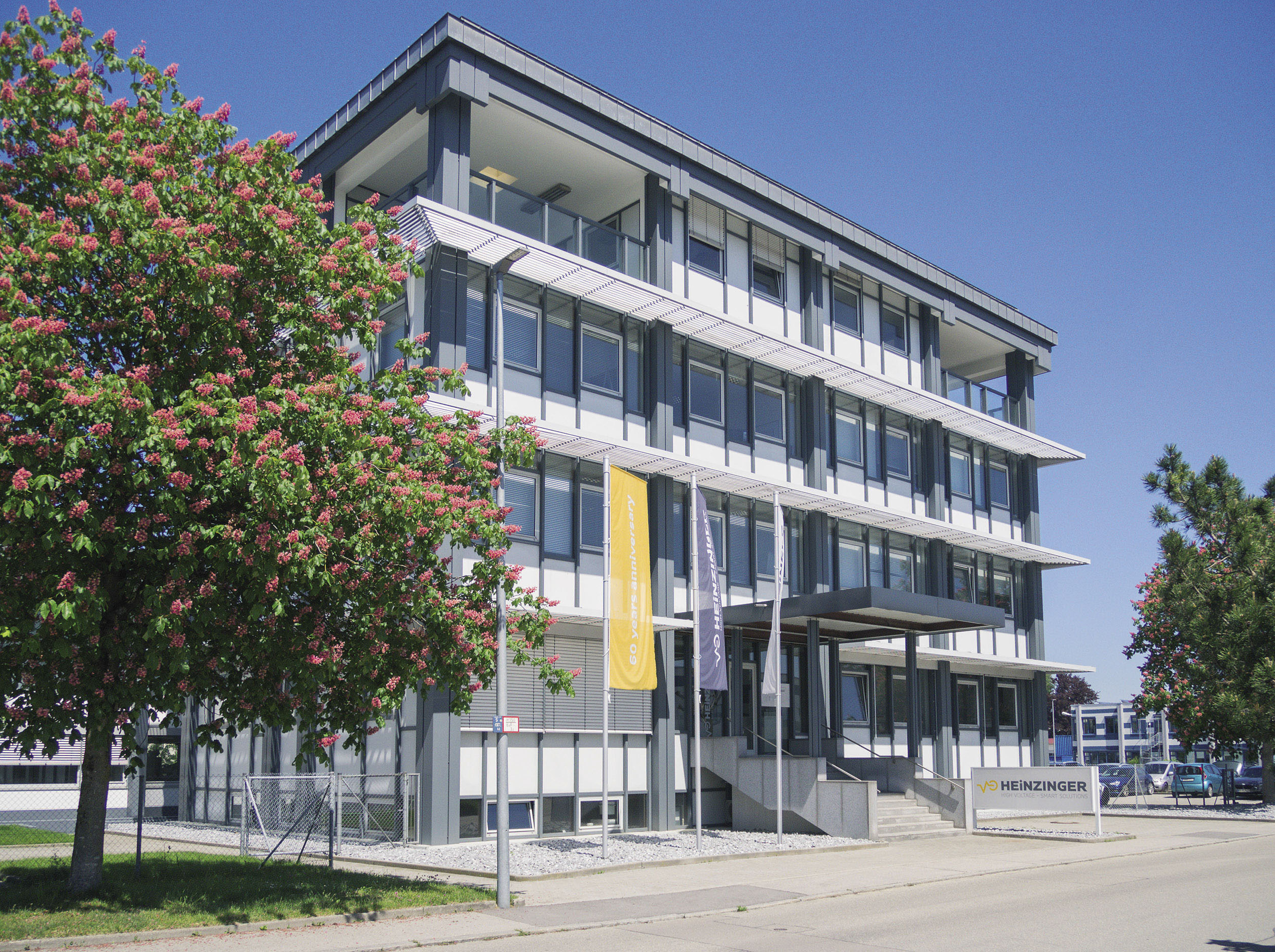 Das Rosenheimer Unternehmen Heinzinger electronic GmbH produziert leistungsstarke und hochpräzise Stromversorgungslösungen und DC Netzgeräte. (Heinzinger)