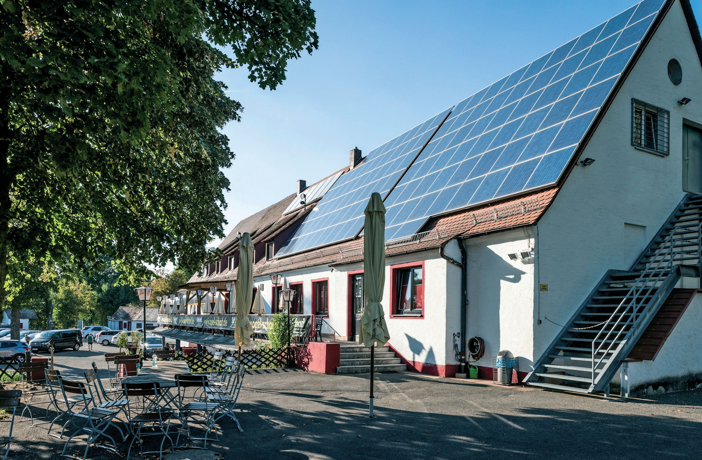 In diesem im Jahr 1951 erbauten Gebäude spielt sich das Vereinsleben des ASV Zirndorf ab. Energieeffizienz hat im Verein aus ökologischen wie auch aus Kostengründen einen großen Stellenwert.