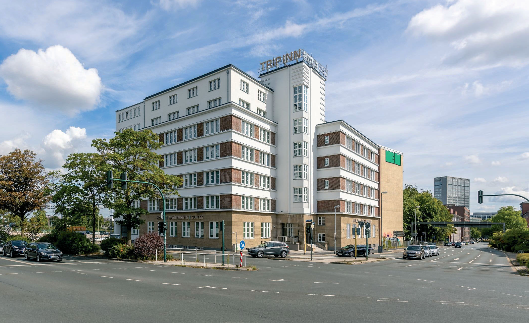 Das ehemalige „Osram-Haus“: Nach der Komplettsanierung verleiht die hell verputzte Fassade mit ihrem Sichtmauerwerk und den schmalen Gesimsen und Lisenen dem Trip Inn Hotel sein charakteristisches Äußeres.