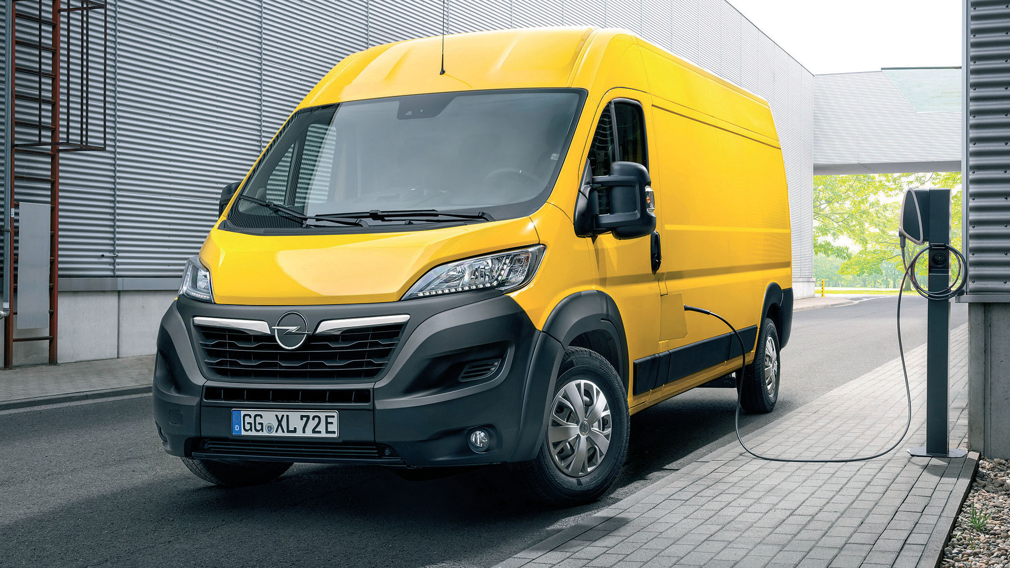 Zugehörigkeit geändert: Zeigte der Opel „Movano“ bislang Ähnlichkeit zum Renault „Master“, so lassen sich jetzt viele Gemeinsamkeiten mit „Ducato“ & Co. erkennen. Gleich zum Neustart ist der E-Antrieb mit im Angebot. (Opel)