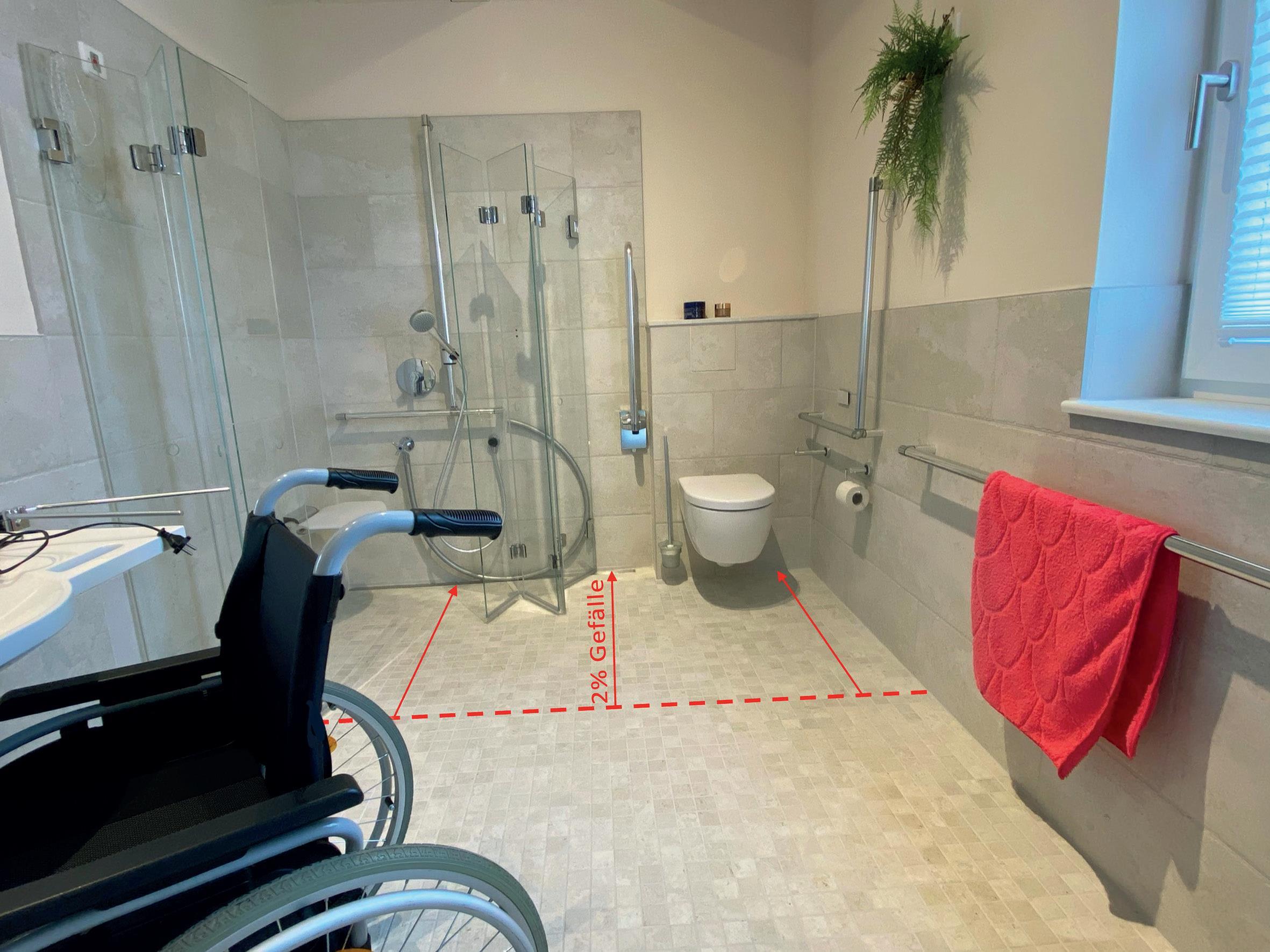 Bild 1: Barrierefreies Bad mit WC iCon in gerundeter Form. Das Gefälle zur Wand und zur Duschrinne beginnt mit der vorderen Duschabtrennung und erstreckt sich über die Raumbreite plan bis zur hinteren Wand.