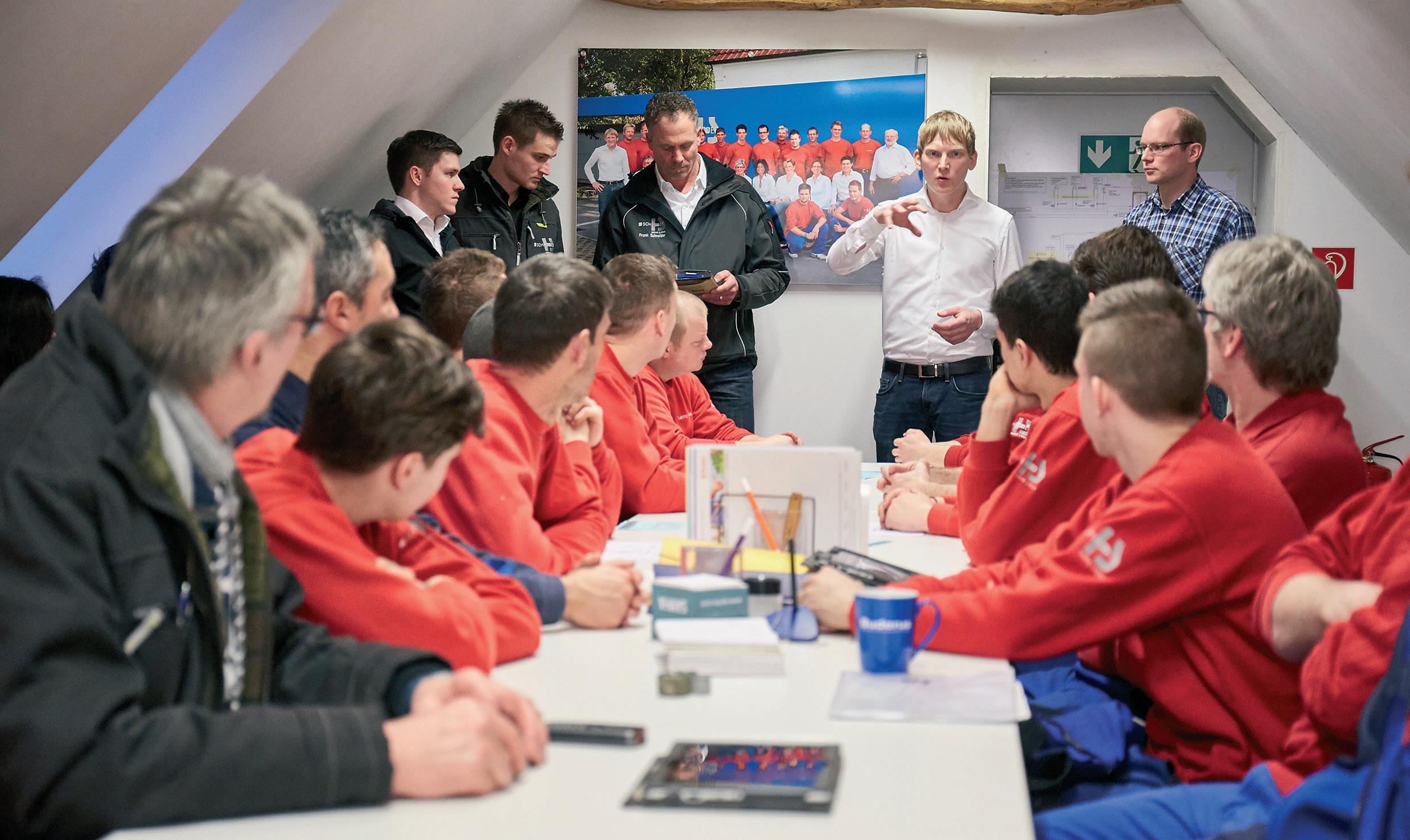 Besprechung mit einigen Mitarbeitern: die Geschäftsführer Cord Schröder (r., kariertes Hemd) und Thorsten Schröder (Mitte, weißes Hemd). Bild Heinrich Schröder GmbH