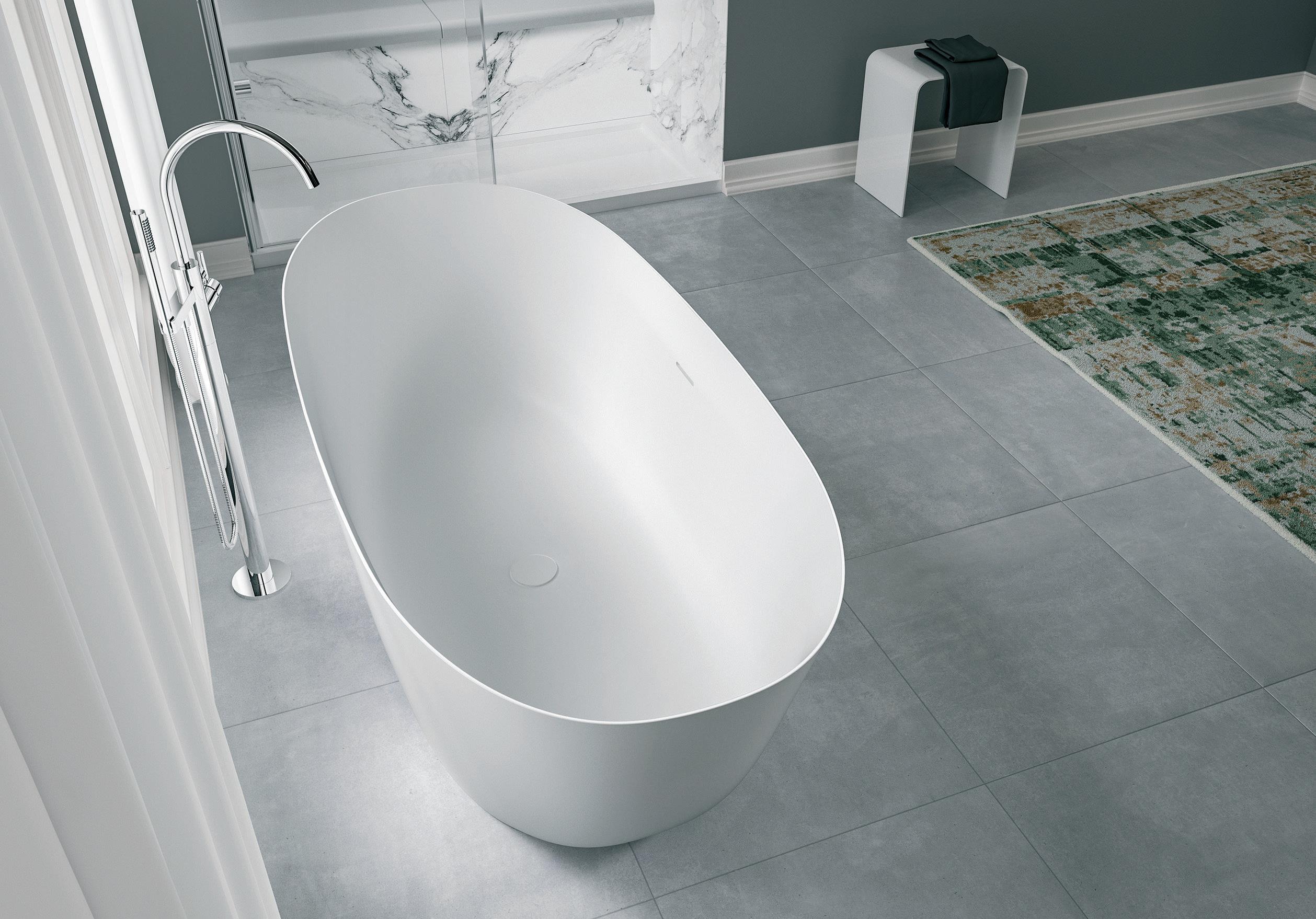 Die freistehende Badewanne ist für viele Badkunden der Traum vom Bad. Neue Designs sind in Mineralwerkstoff mit betont schmalen Kanten verfügbar (hier das Modell „Milano“ von Repabad). (Repabad)