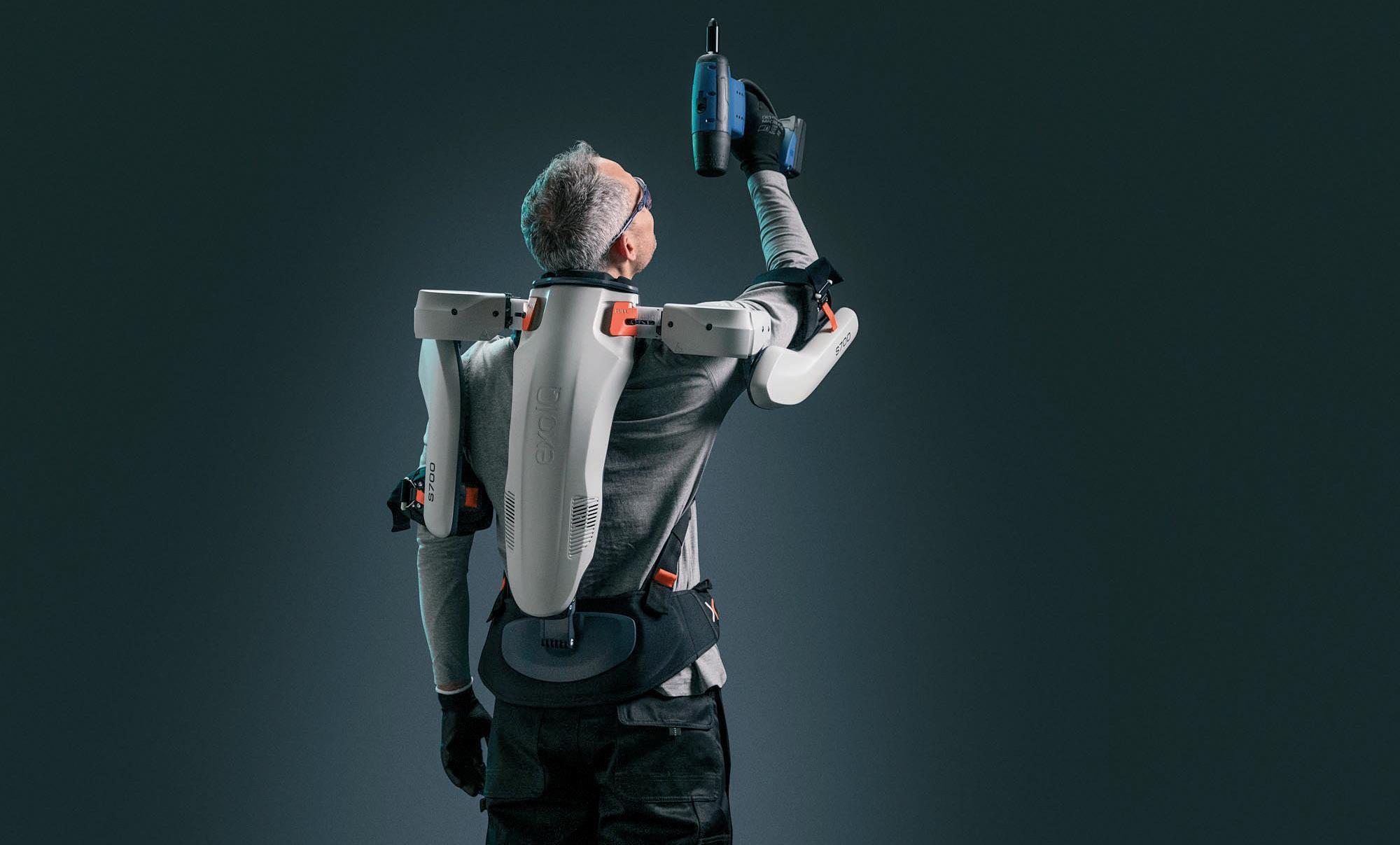 Ein Exoskelett hilft besonders bei langen Überkopfarbeiten. (ExoIQ GmbH)