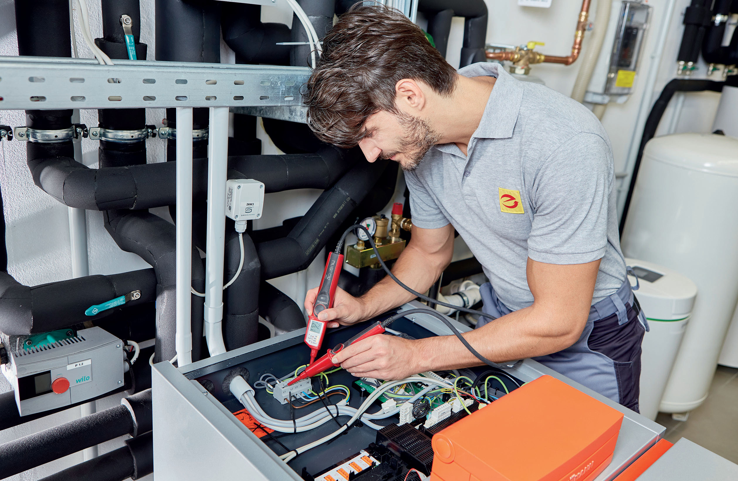 Für größere Wärmepumpen, zum Beispiel in Mehrfamilienhäusern, gibt es Ausnahmeregelungen. Diese sehen vor, dass bei Wärmepumpen mit einer elektrischen Anschlussleistung von mehr als 11 kW 40 % der Anschlussleistung als zulässiger Leistungsbezug festgelegt werden. (ArGe Medien im ZVEH)