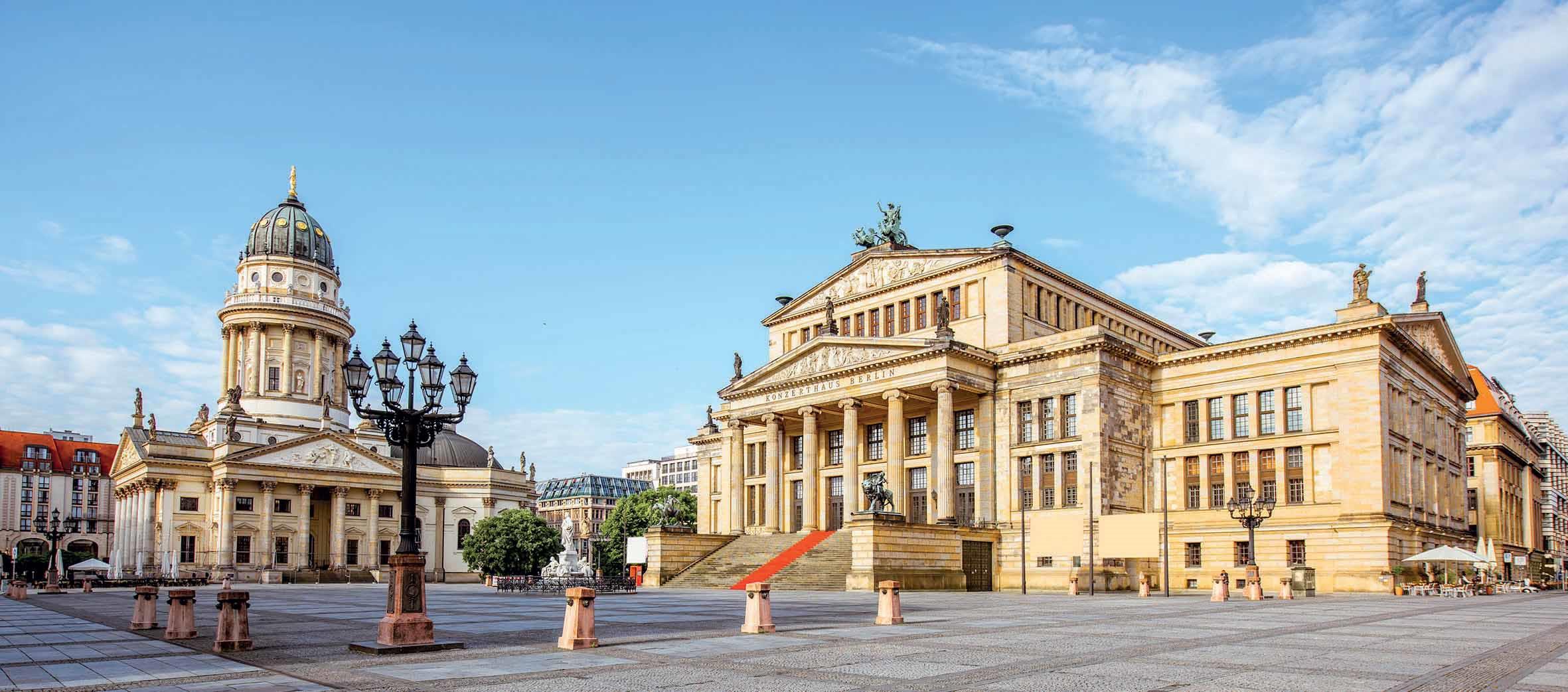 Das historische Konzerthaus Berlin am Gendarmenmarkt mit Blick auf den Deutschen Dom. (RossHelden, iStock)