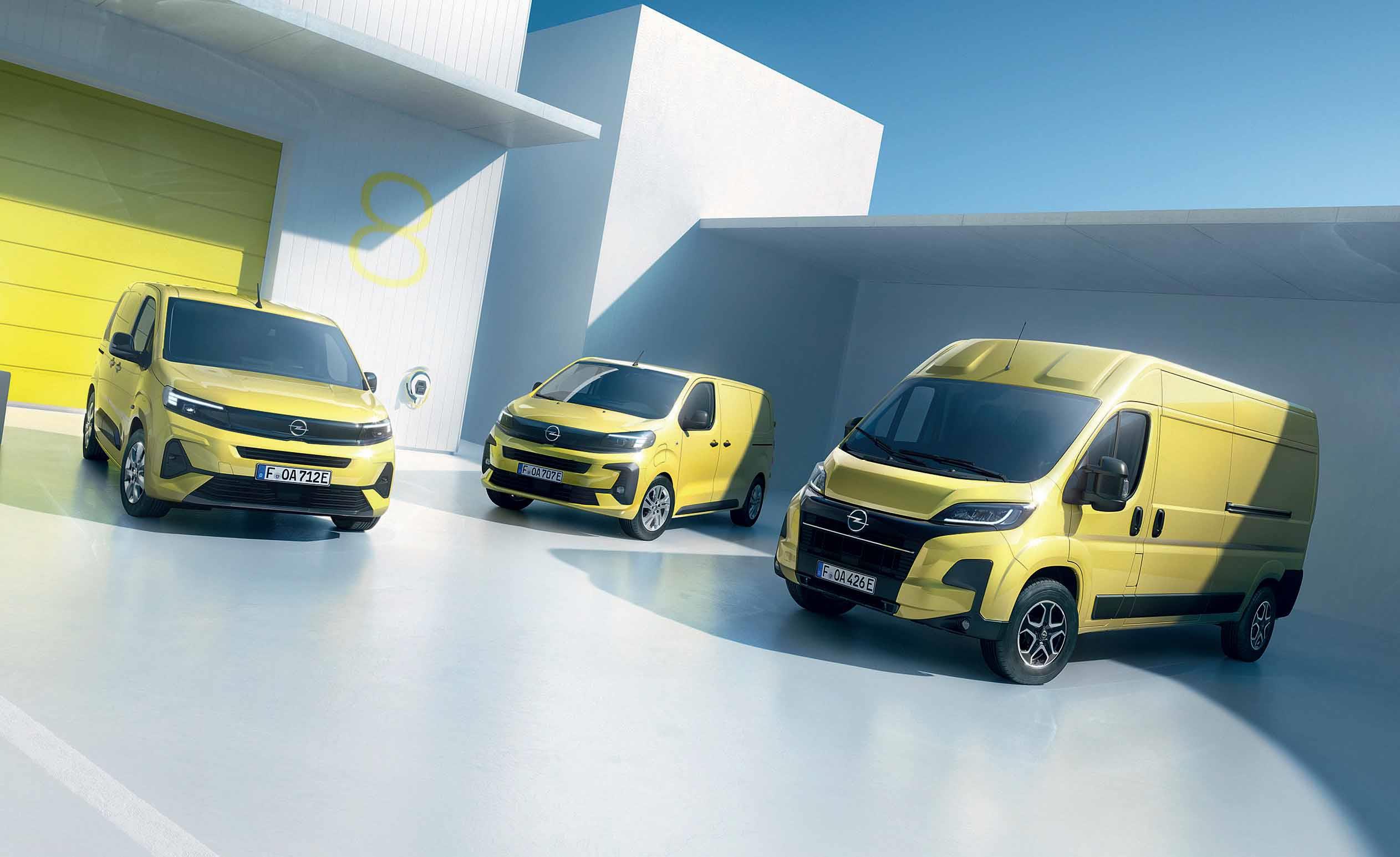Modellfamilie 2024: Opel hat auch die leichten Nutzfahrzeuge, (v.l) „Combo“, „Vivaro“ und „Movano“, mit dem „Vizor“-Markengesicht versehen.