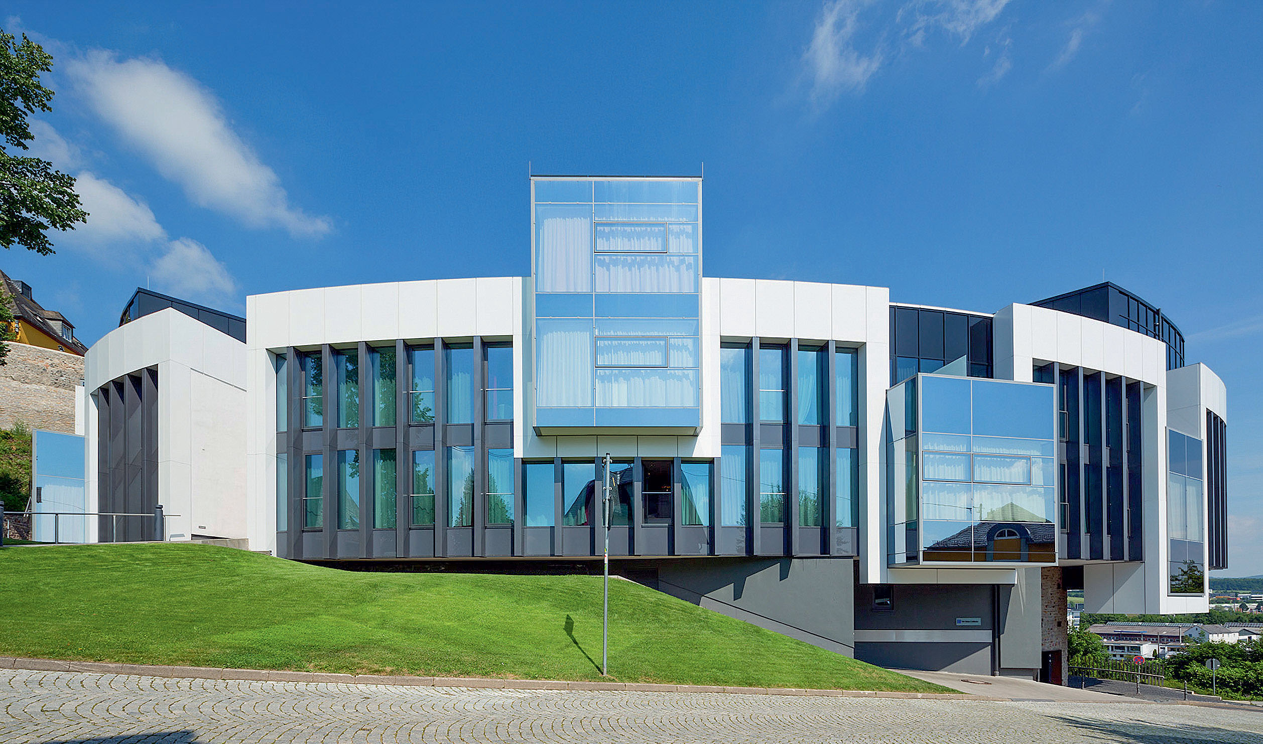 Für Anwendungen mit besonders hohem Warmwasserbedarf stellt die separate Bereitstellung von Warmwasser eine besonders effiziente Lösung dar. Bild: Mitsubishi Electric