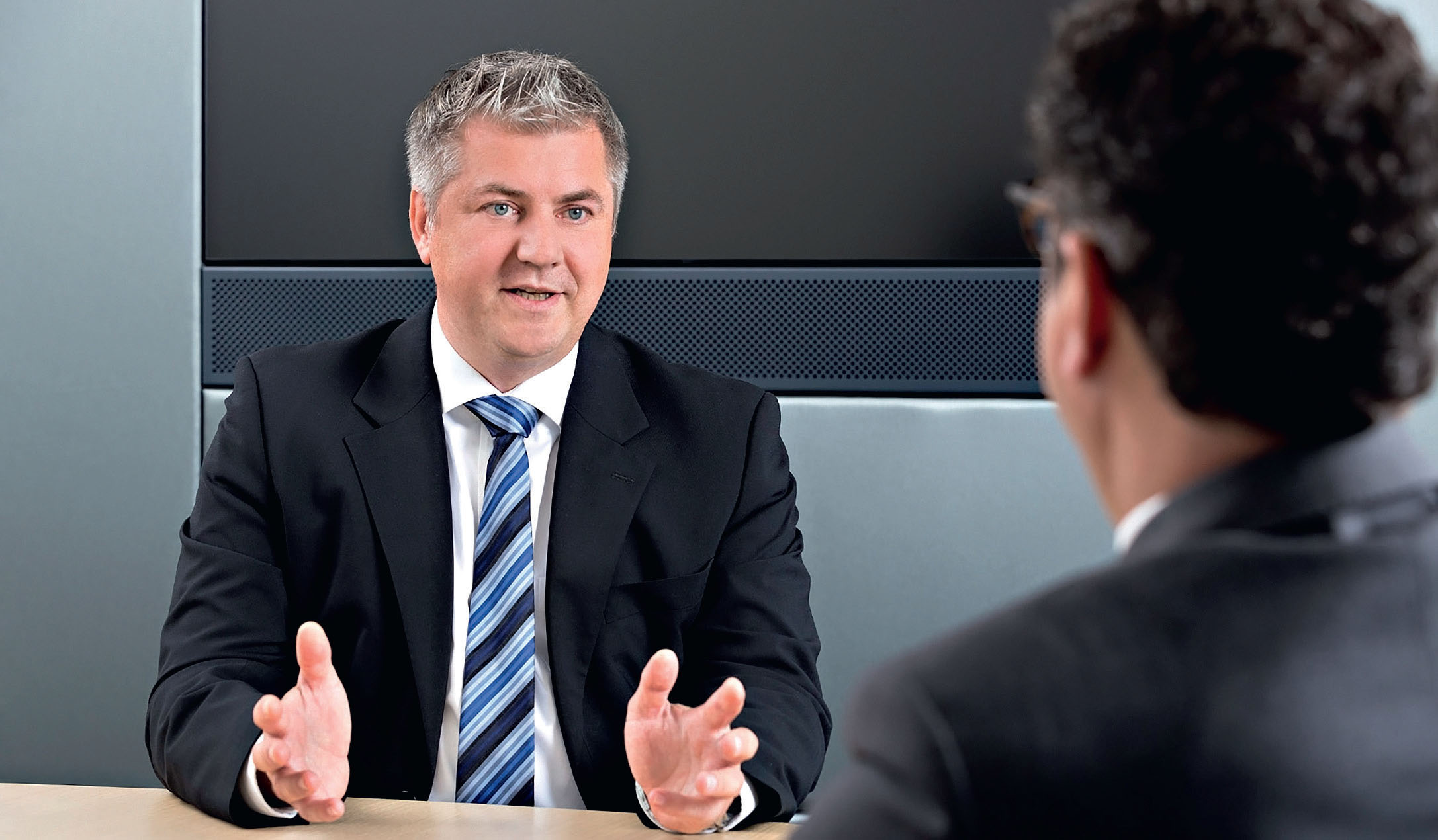 Michael Lechte: „Mitsubishi Electric wird, wo immer das möglich ist, lange Zeit vor Inverkehrbringungsverboten das gleiche Produkt mit zwei alternativen Kältemitteln anbieten, um den Umstellungsprozess für das Handwerk zu vereinfachen.“