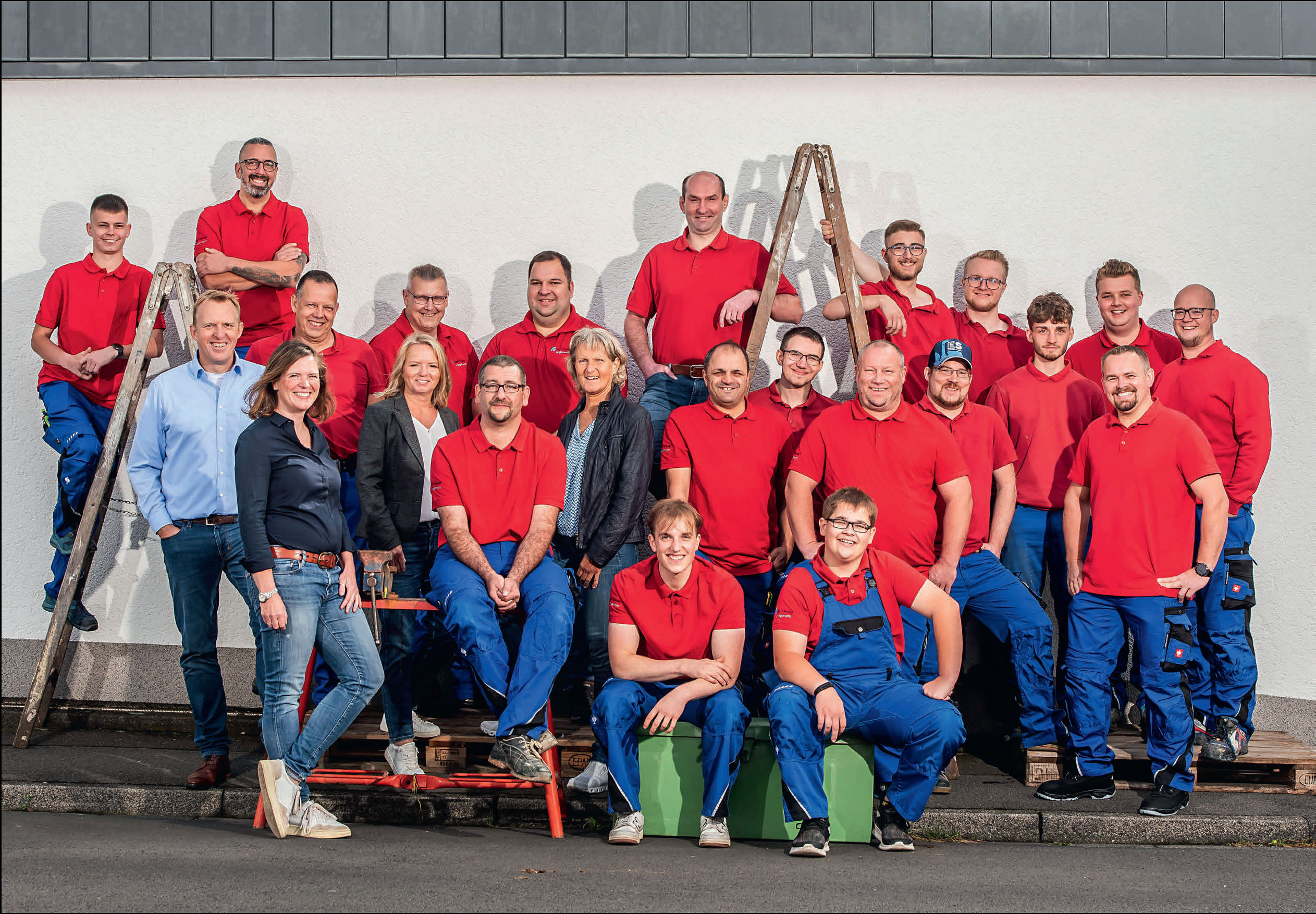 Die Monteure der Rainer Hagemann GmbH in Kassel treten beim Kunden einheitlich in roten Shirts und Pullovern auf. (Rainer Hagemann GmbH)