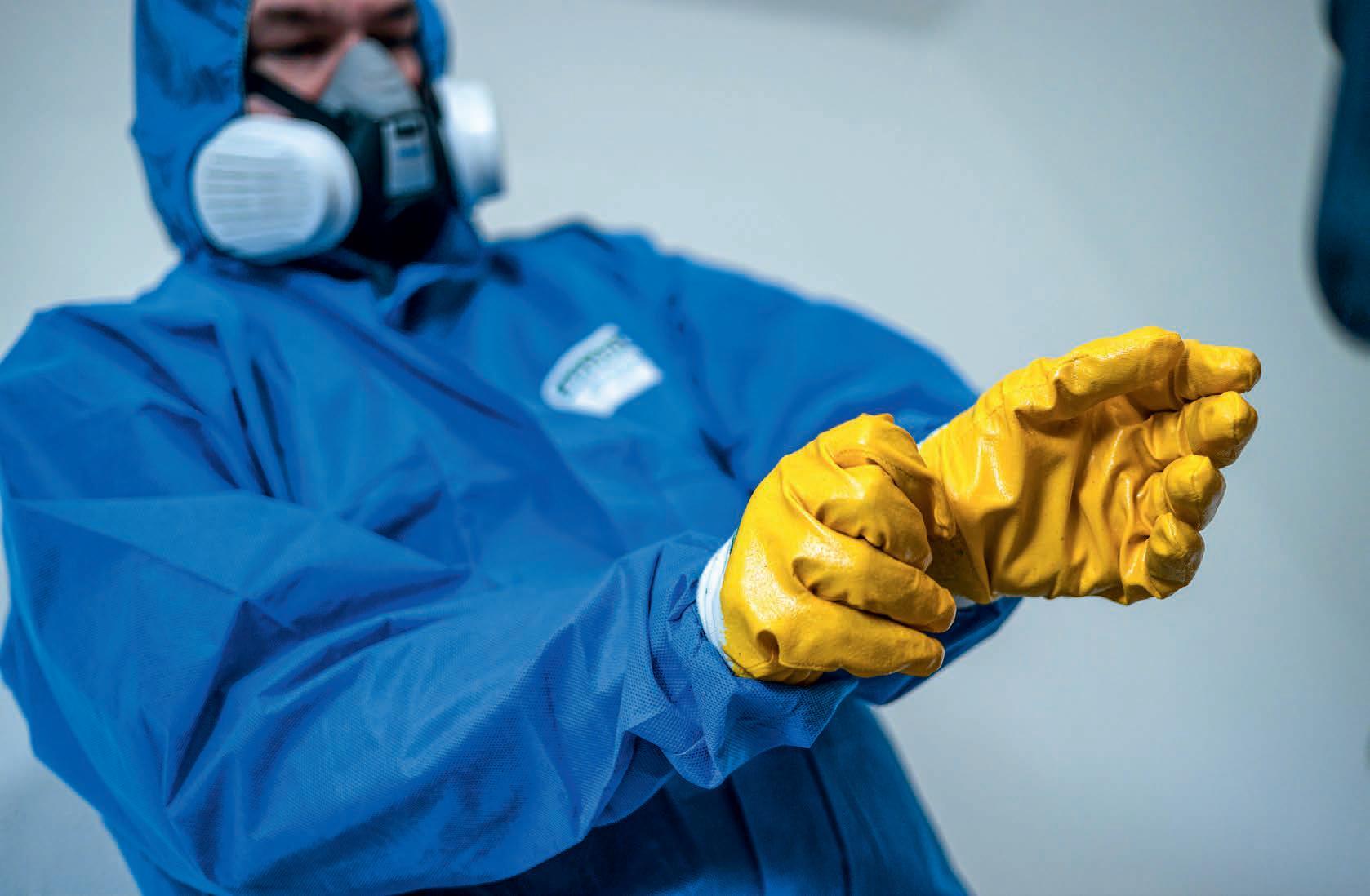 Bei einer Sanierung mit Asbestgefahr muss rundherum dicht schließende Schutzkleidung getragen werden. Dazu sind eine (mindestens FFP3-)Atemschutzmaske, Schutzbrille und Handschuhe erforderlich. (AdobeStock-Medienzunft Berlin)
