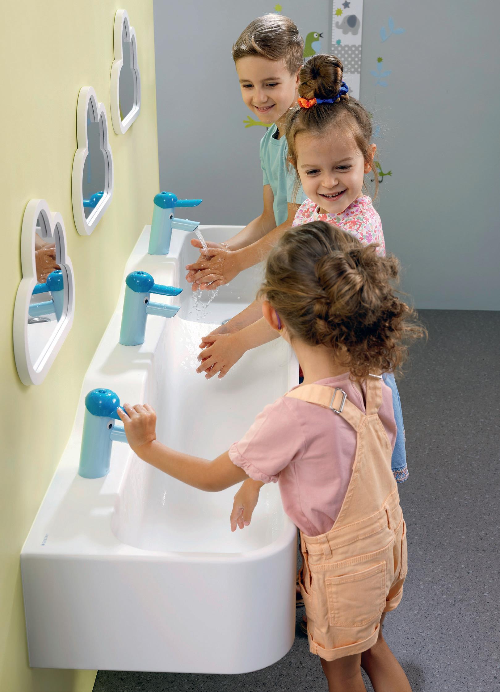 Absteigend angeordnete Becken bei Waschlandschaften bieten Kindern unterschiedlicher Größe die passende Beckenhöhe. (Geberit)