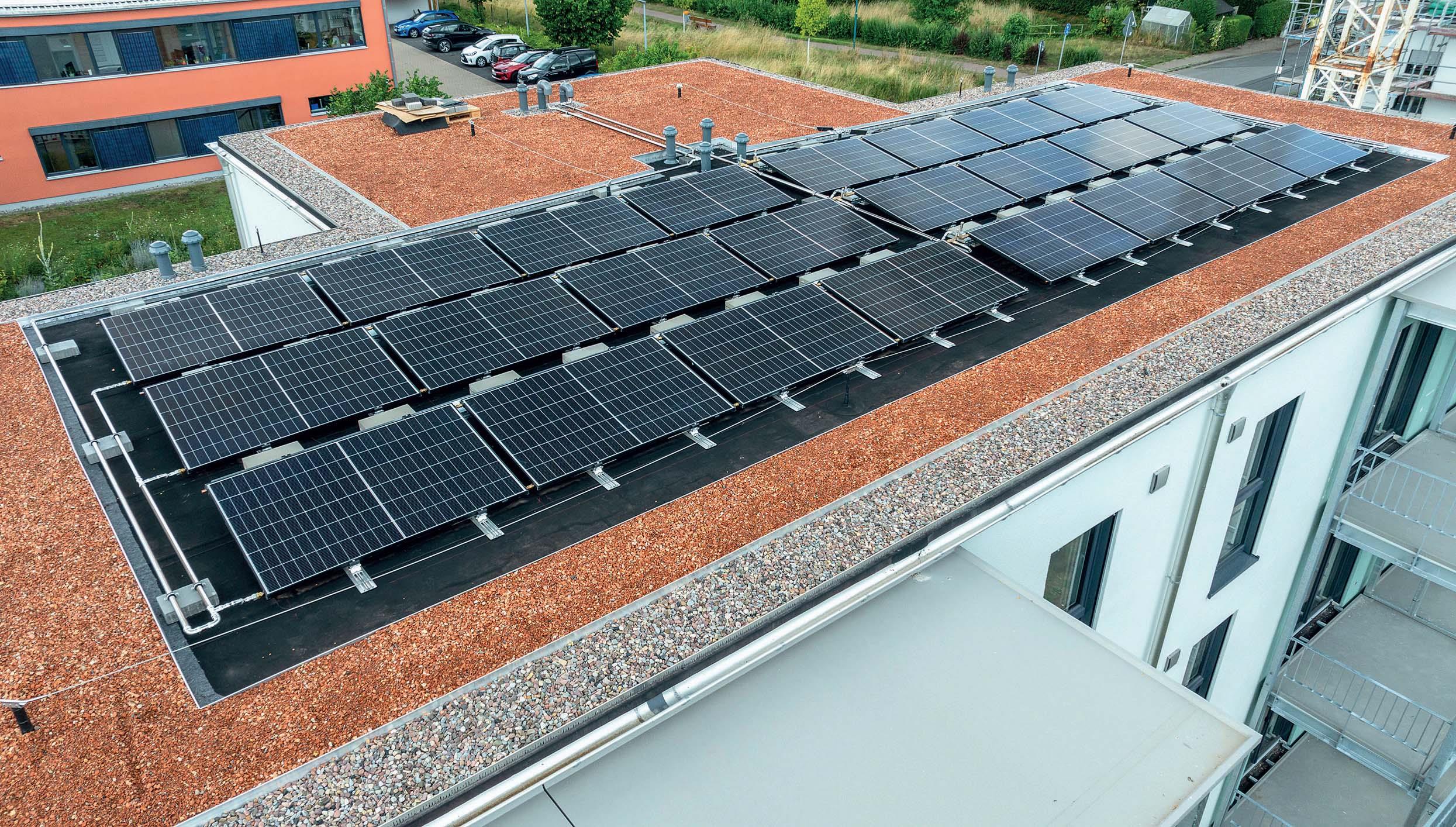 PVT-Kollektorfeld auf einem Mehrfamilienhaus-Neubau in Hameln. (ISFH)