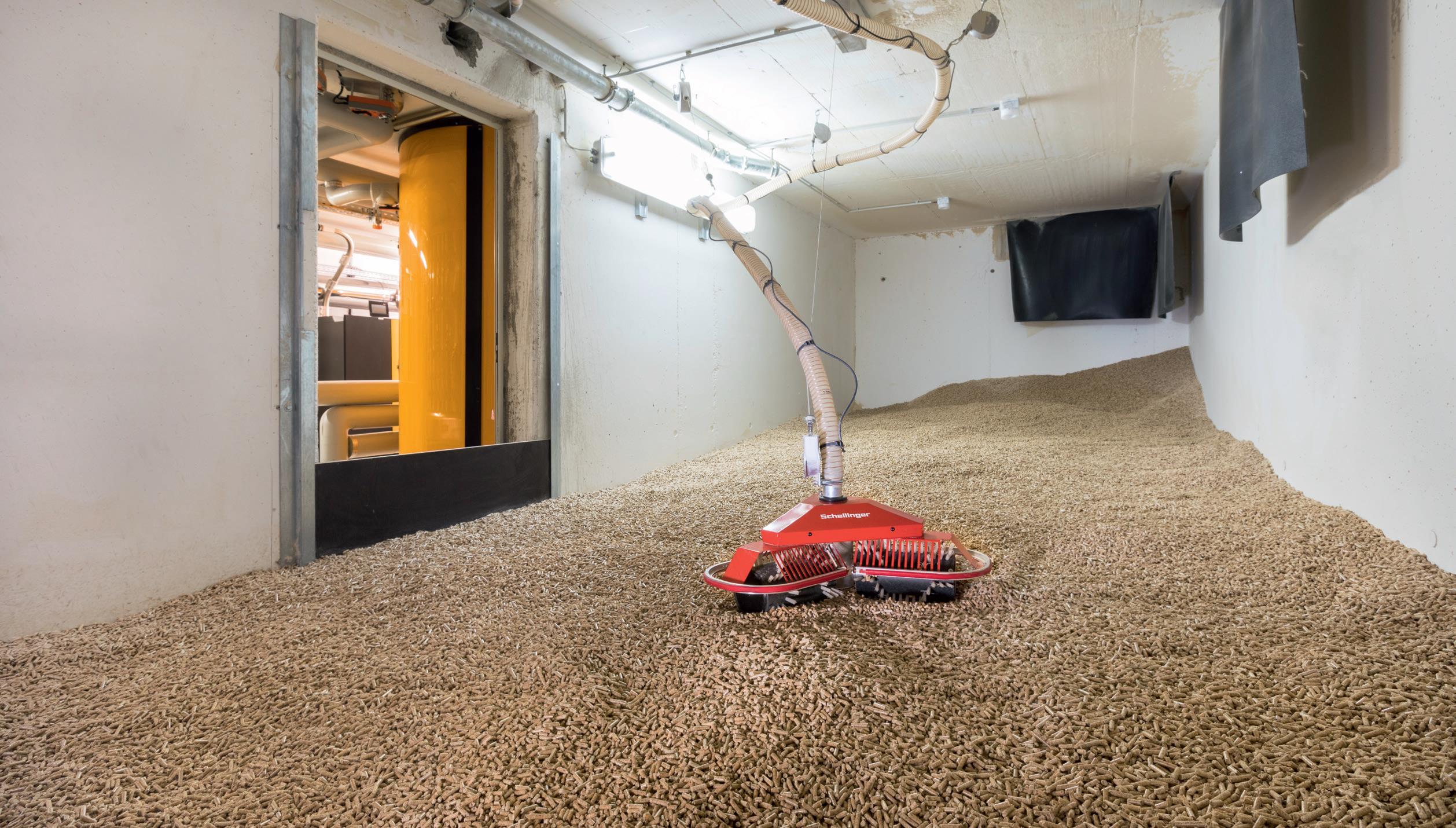 Leistet erstaunliche Arbeit. Den seinerzeit noch belächelten Maulwurf als Austragungssystem für Holzpellets gibt es inzwischen in drei Varianten. Im Bild ist der „E3“, der für Pelletlager mit einem Fassungsvermögen bis 45 t konzipiert ist. Konkret im Bild zu sehen ist der Pellet-Lagerraum einer Wohnanlage in Oberzell, der drei Mehrfamilienhäuser mit Pellets versorgt. (Schellinger)