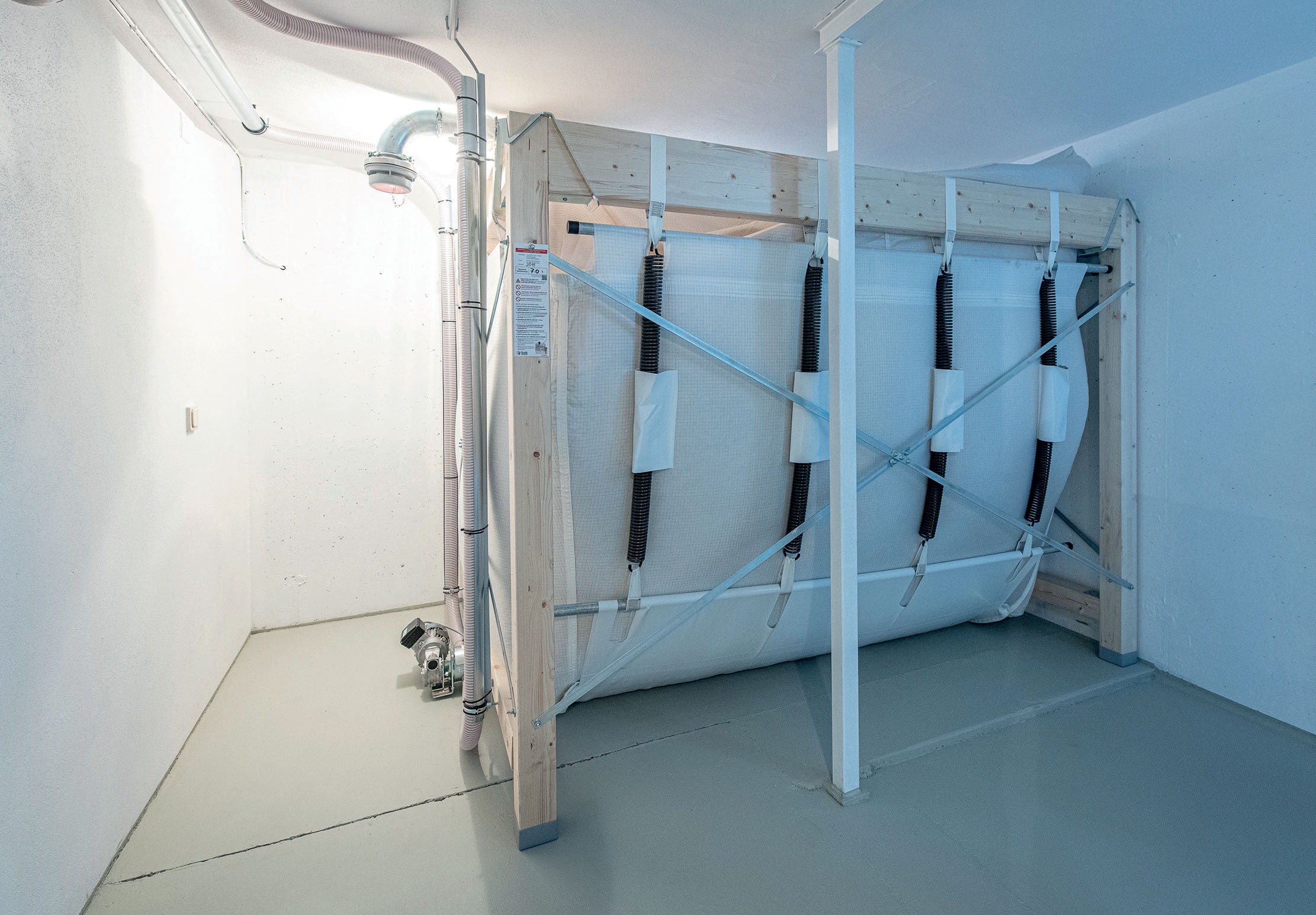 Konstruktiv gesehen besteht das Gewebesilo meist aus einem würfelförmigen Sack, der in ein Traggestell aus Holz oder Metall eingehängt ist. Die meisten großen Pelletkesselanbieter bieten solche Silos zu kombinieren mit einem Kessel aus ihrer Produktpalette an. (Ökofen)