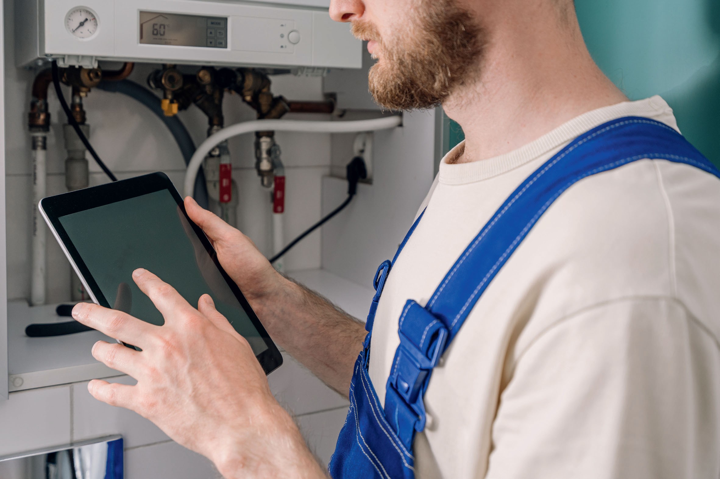 Ob auf der Baustelle, im Rahmen einer Wartung oder bei Reparaturarbeiten: Smartphones und Tablets sind unverzichtbare Begleiter im Handwerk. (AdobeStock-brizmaker)