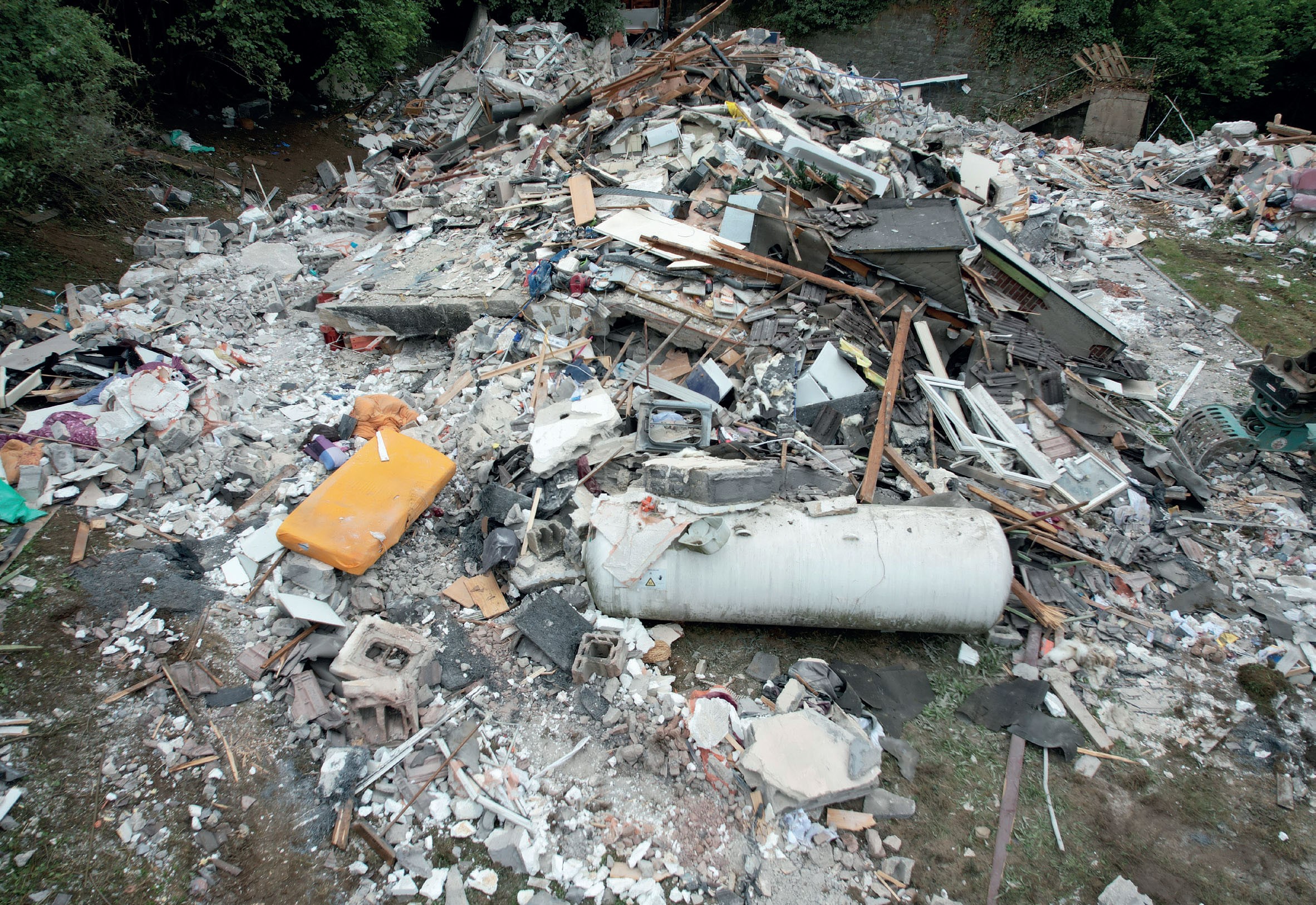 Bild 1: Völlig zerstörtes Mehrfamilienhaus nach Gasexplosion. (Diehl & Stey)