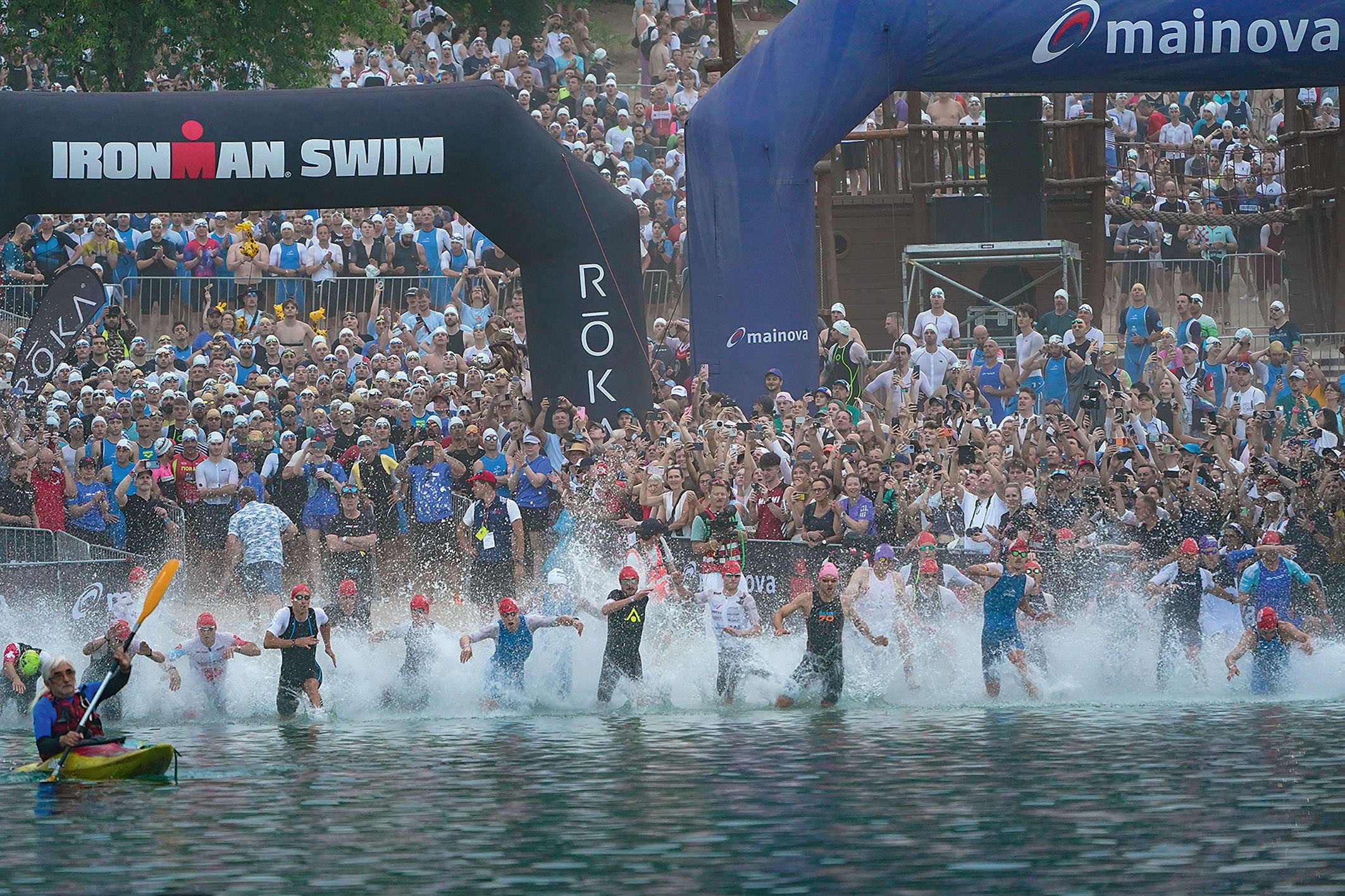 Athletinnen und Athleten beim Start an der Schwimmstrecke. Bild: Ingo Kutsche für Ironman