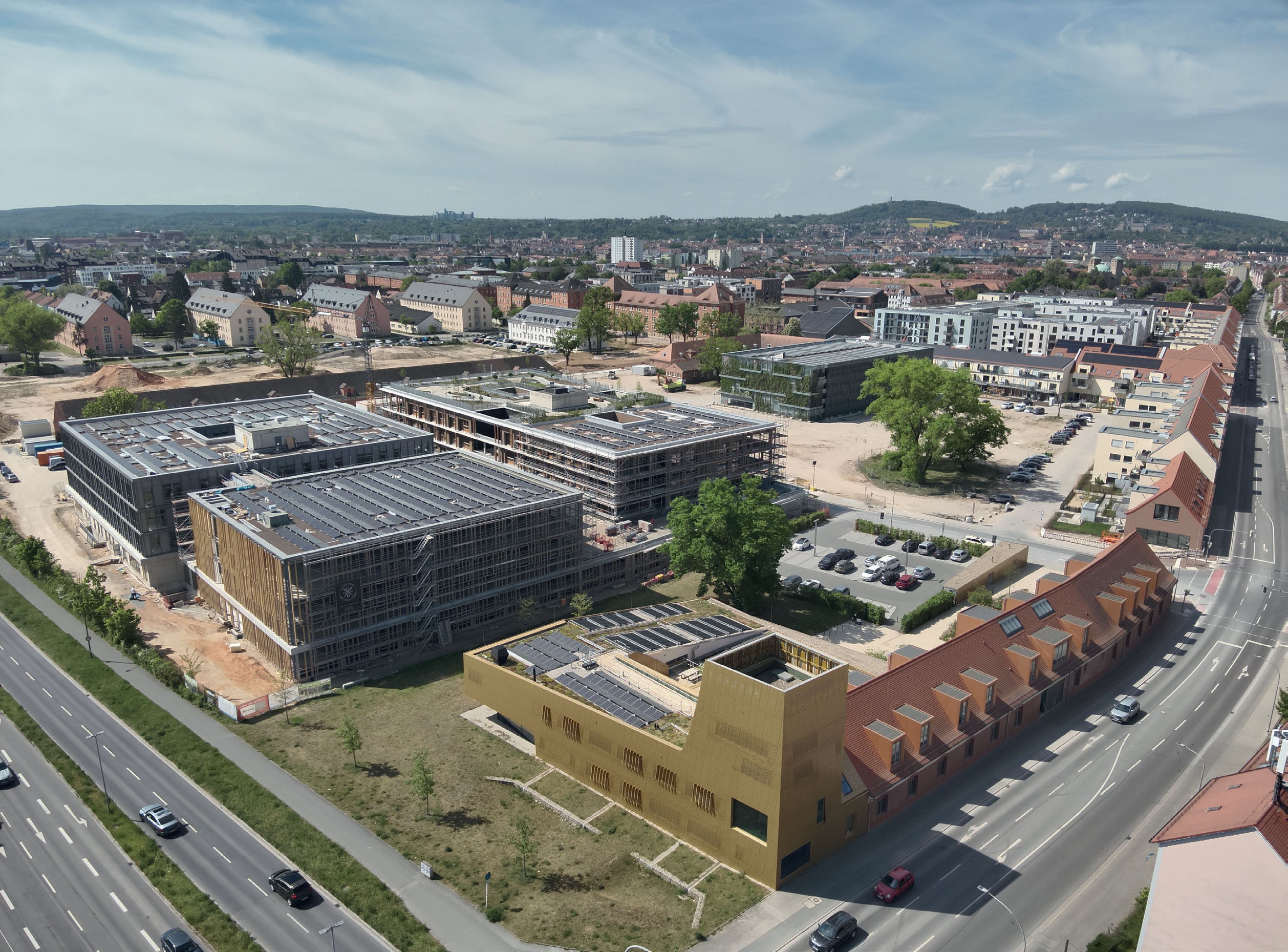 Wie klimaneutrale Wärmeversorgung im urbanen Quartier konkret umgesetzt werden kann, zeigt der Lagarde-Campus in Bamberg. Bild: Stadtwerke Bamberg (Ricardo Kasper)
