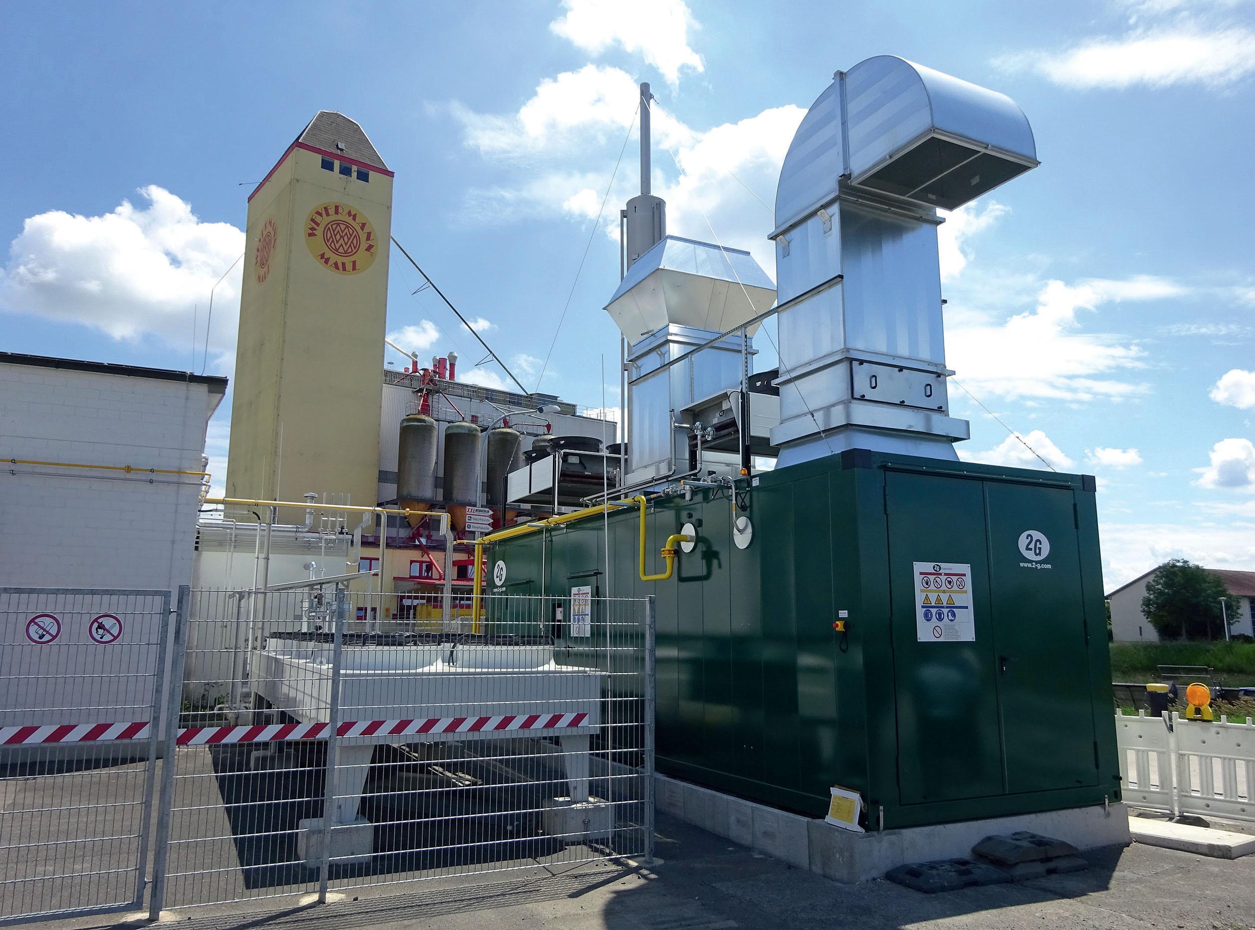 Das H<sub>2</sub>-BHKW „agenitor 406 H<sub>2</sub>“ von 2G dient zur Rückverstromung von Wasserstoff, der im Rahmen des PtG-Konzepts der Stadtwerke Haßfurt aus Windkraft mithilfe eines Elektrolyseurs gewonnen wird. (Institut für Energietechnik (IfE) an der OTH Amberg-Weiden)