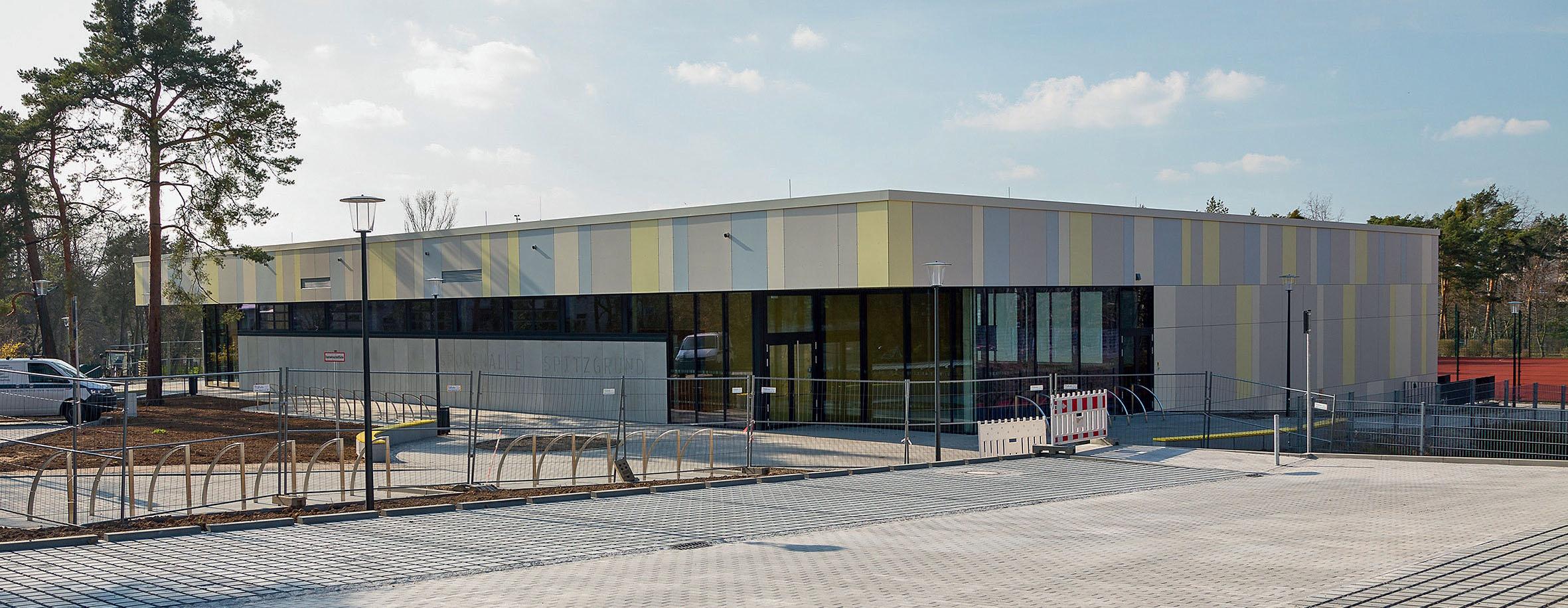 Die neue Zweifeldsporthalle Spitzgrund in Coswig bei Dresden wurde Anfang des Jahres in Betrieb genommen. Bauherr ist die Große Kreisstadt Coswig.